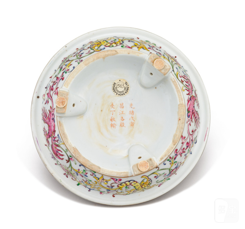 A famille-rose 'kuifeng' tripod dish and a famille-rose 'lotus' bowl, Qing dynasty, Guangxu - Xuantong period | 清光緒至宣統 粉彩夔鳳紋三足盤及粉彩荷塘盌 - 图8